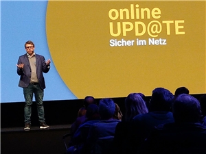 vortrag_digitalisierung Der Referent steht auf der Bühne und hält einen Vortrag vor dem Publikum.