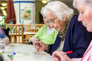 Bewohnerinnen konzentriert beim Bingo-Spielen