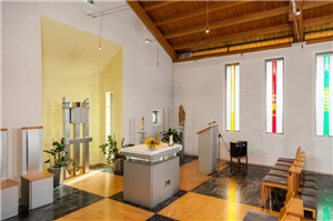 Blick auf Altarraum und künstlerisch gestaltete Fenster der Kapelle im Albertus-Stift