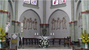 Blick in den Chorraum der  Herz Jesu-kiche in Charlottenburg.