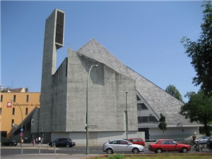 St. Norbert Schöneberg St. Norbert in Schöneberg, im Hintergrund das Seniorenheim St. Josef.