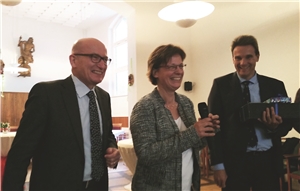 Caritas-Direktorin Prof. Ulrike Kostka dankt Helmut Vollmar für ein Jahr Geschäftsführung der Caritas Altenhilfe