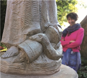Fuß St. Benedikt Am Fuß der Statue windet sich eine Schlange