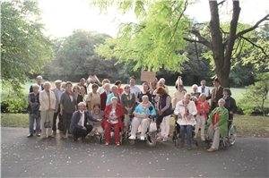 Gruppe Tierpark-Rallye Gruppenbild der Tour 3 der Tierpark-Rallye bei den Dromedaren