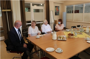 Landrat Weskamp und Bürgermeisterin Hübner im Gespräch mit Senioren