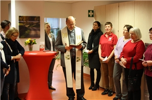 Der Pfarrer segnet die neuen Räume der Caritas-Sozialstation