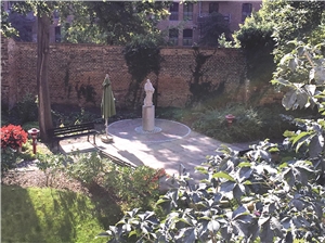 Statue St. Benedikt St. Benedikt im Garten des Seniorenzentrums vor der alten Stadtmauer