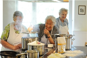 'Wir haben einfach gekocht' am Herd Drei Damen beim Kochen