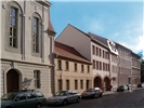 Blick auf die historische Häuserzeile des Seniorenzentrums St. Benedikt in Brandenburg.