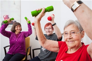 Kraft- und Balancetraining Seniorinnen haben beim Hanteltraining Spaß