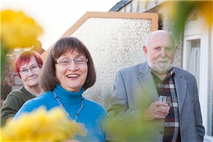 Servicewohnen Senioren im Servicewohnen stehen auf dem Balkon