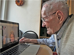 Senior nutzt Internet-Bild-Telefon