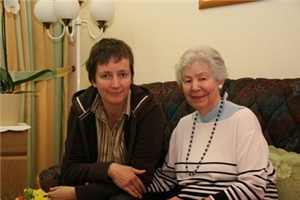 Knauer Mitarbeiterin der Firma Knauer beim Corporate Volunteering im Seniorenheim der Caritas Altenhilfe