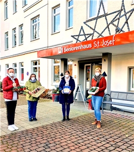 Klassenlehrerinnen überreichen Bastelarbeiten der Kinder an die Leitung des Seniorenhauses St Josef in Wickede