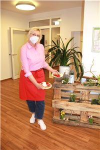 Frau Bruchhage hat für die Senioren im St. Josef Waffeln gebacken und serviert sie mit Erdbeeren und Sahne