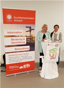 Monika Heitzinger-Furchner (li.) und Kerstin Kastenhofer (re.) warben im Aichacher Krankenhaus für die Angebote der Caritas-Suchtfachambulanz in Aichach und Friedberg.