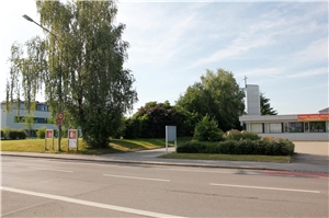 Das Grundstück liegt links direkt neben dem Pfarrzentrum der Kuratie St. Johannes Baptist an der Friedrich-Ebert-Straße in Augsburg-Göggingen.