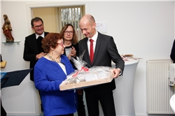 Landrat Elmar Stegmann überreichte der ersten Vorsitzenden des Vorstands des Caritasverbandes für den Landkreis Lindau e. V. Hermine Schediwy sein Motivationsgeschenk mit Tassen und Kaffee