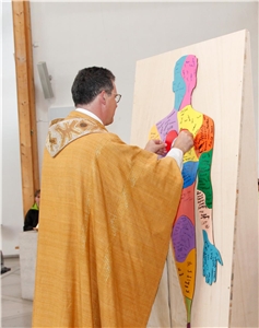 Diözesan-Caritasdirektor Domkapitular Dr. Andreas Magg setzte das letzte Teil des Mosaiks, das Herz, in die bunte Figur ein