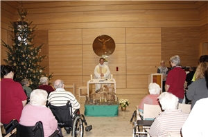 Christoph Hensler, Pfarrer von St. Ulrich und Afra in Augsburg, feierte gemeinsam mit seinen Pfarrgemeindemitgliedern aus dem Caritas-Seniorenzentrum St. Verena am Kappelberg in Augsburg den Weihnachtsfestgottesdienst.