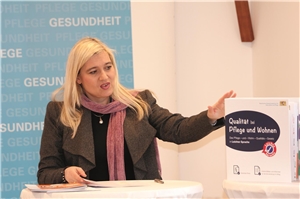 Die bayerische Staatsministerin für Gesundheit und Pflege Melanie Huml dankt allen, die den Ordner „Qualität bei Pflege und Wohnen. Das Pflege- und – Wohn – Qualitäts – Gesetz in Leichter Sprache“ mit