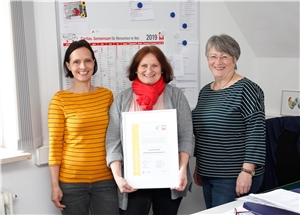 Nicht ohne Stolz zeigen Doris Ruppert, Petra Hiermeier und Angelika Papsch  die Urkunde, die ihnen die hohe Qualität ihrer Arbeit bescheinigt.