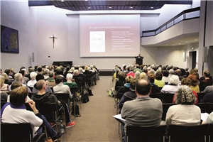 Wie jedes Jahr so lockte der Begegnungs- und Fortbildungstag der Hospizdienste im Caritasverband für die Diözese Augsburg über 150 Hospizhelferinnen und –helfer nach Augsburg.
