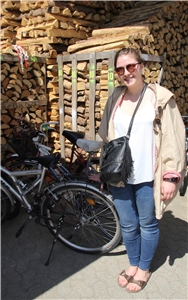 Studentin Clara Felsmann freut sich, dass sie für 40 Euro ein gebrauchtes Damenrad erstanden hat, mit dem sie nun zur Uni oder zum See radeln kann.