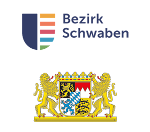 Das Bild zeigt das Logo des Bezirkes Schwaben sowie darunter das Wappen des Freistaates Bayern. 