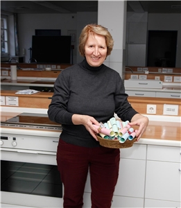 Jadranka Tomisc hielt die Rezepte für Schokoladen- und Kokosmakronen, Butterkekse und Vanillekipferl bereit. In der Küche des Katholischen Frauenbundes machten sich dann alles gemeinsam ans Werk.