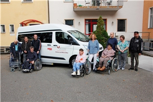 Die Bewohnerinnen und Bewohner des Ulrichsheimes der Caritas-Wohnstätten freuen sich über ihren neuen Transportbus mit Hebebüne. Unter ihnen ist auch Edith Böhringer (4.v.re.) und Einrichtungsleitung Gudrun Finkel (5.v.re.).