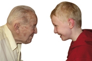 Opa und Kind lachend