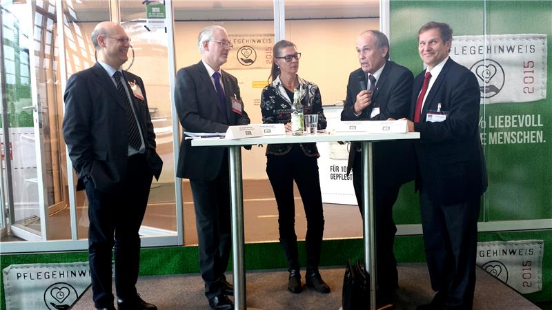 Von links: Dr. Kruttschnitt, Michael Bammessel, Moderatorin Schweikl, Prälat Piendl, Pflege-Beauftragter Imhof