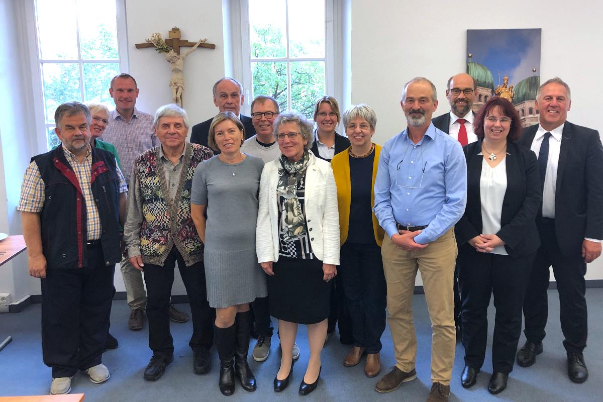 30 Jahre LKSB Der Vorstand des Landesforums katholischer Seniorenarbeit Bayern mit der Vorsitzenden Marianne Habersetzer (vorne Mitte) sowie Mitarbeitenden der Gesch�ftsstelle und des Landes-Caritasverbands Bayern.