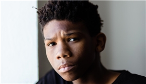 Jugendmigration Portrait eines jungen Migranten