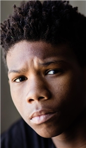 Jungendmigration Portrait eines jungen Migranten