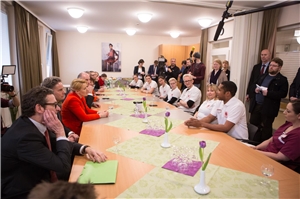 Die Gesprächsrunde zwischen Ministerin Giffey, Ministerpräsident Woidke und den Auszubildenden