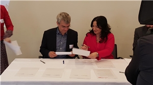 Dilek Kolat und Christian Thomes bei der Unterzeichnung des Berliner Pflege Paktes