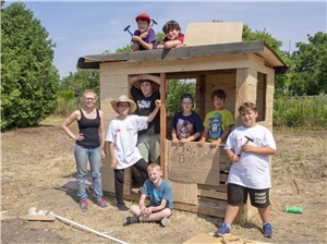 Eine Gruppe Kinder vor dem fertig gebauten Haus