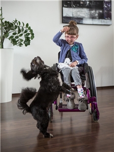 Leoni spielt mit Familienhund Bonnie Leoni spielt mit Familienhund Bonnie