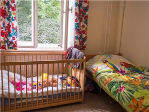 Zimmer mit Kinderbett im Frauenhaus