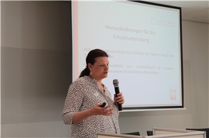 Frau Bünner von der Schuldnerberatung Pankow bei einem Vortrag
