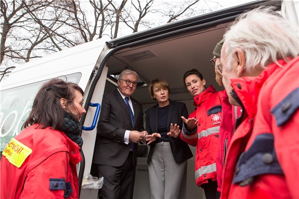 Bundespräsident Frank-Walter Steinmeier und seine Frau Elke Büdenbender im Gespräch mit dem Team des Caritas-Arztmobils