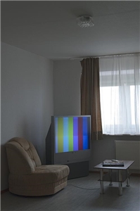 Lange Weile – laufender Fernseher in einem dunklem Zimmer