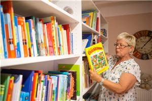 Barbara Lange von der Kinderkleiderkammer mit Büchern, ASB Pfalzburger Straße