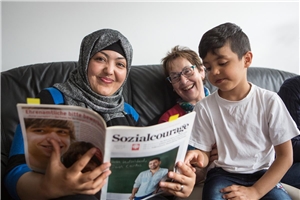 Nabi Mohammadis Frau Razma liest die Sozialcourage