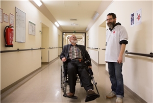 Krankenpfleger und Mann im Rollstuhl