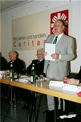 Axel Bünner steht am Tagungstisch