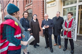 Erzbischof Koch besucht Notunterkunft