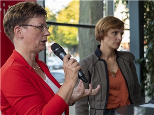 Caritasdirektorin Ulrike Kostka und Katja Kipping 